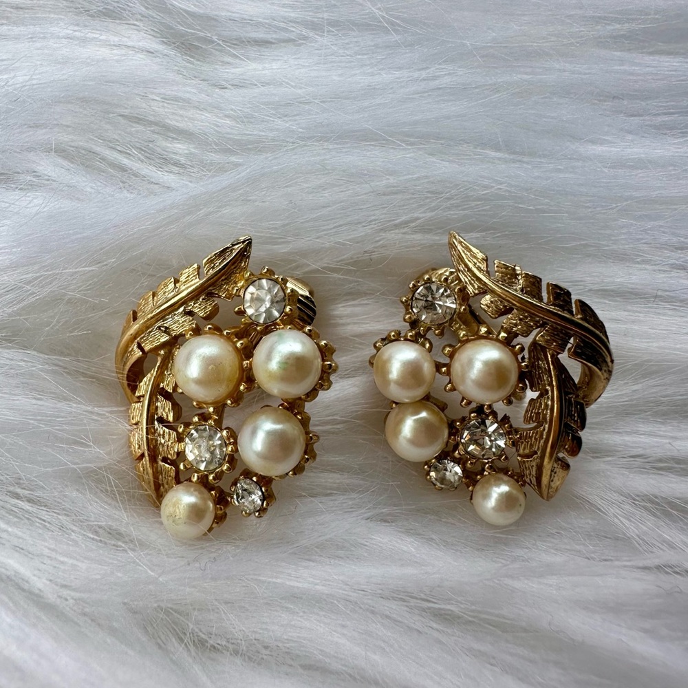 Vintage 1” Statement Clip On Gold-Tone Pearl Rhinestone Costume Earrings - Picture 1 of 3